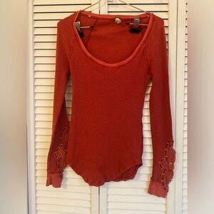 We The Free Long Sleeve Thermal Top Small Petite Red Eyelet Scoop Neck Grunge